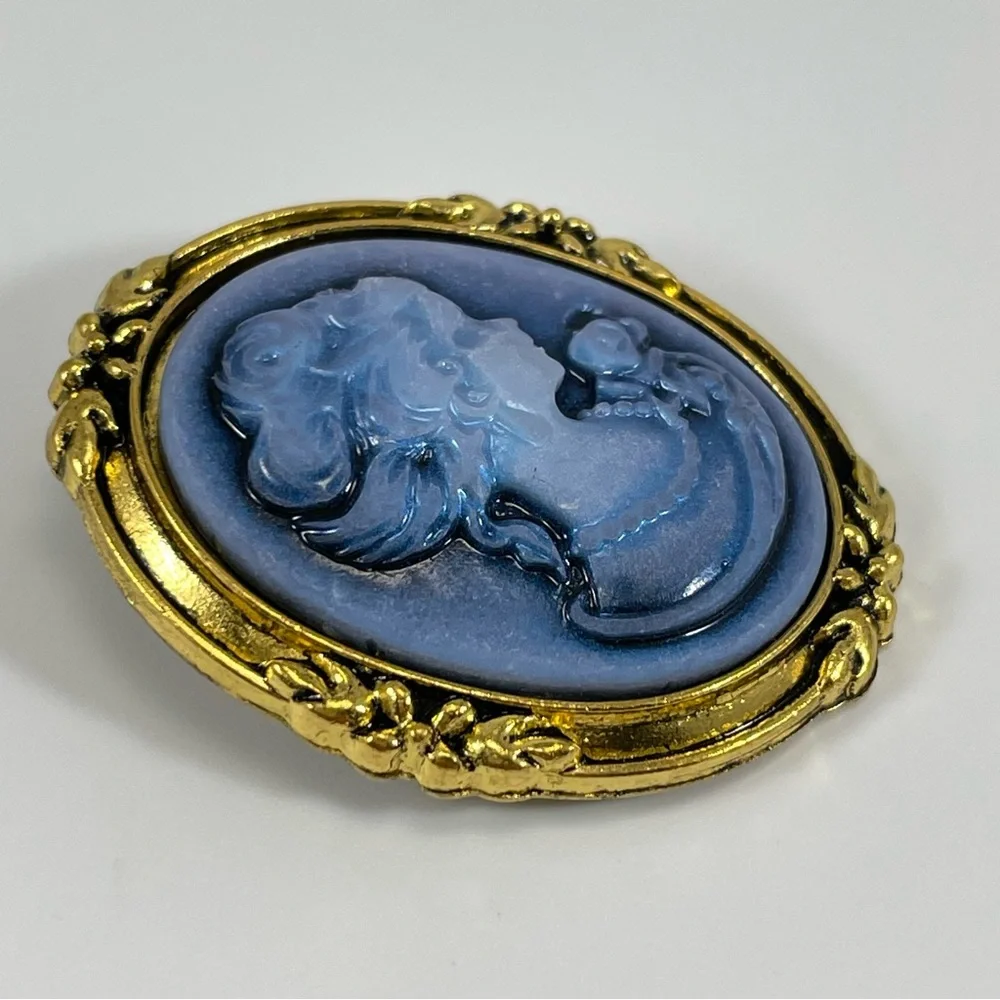 Unsigned cameo brooch